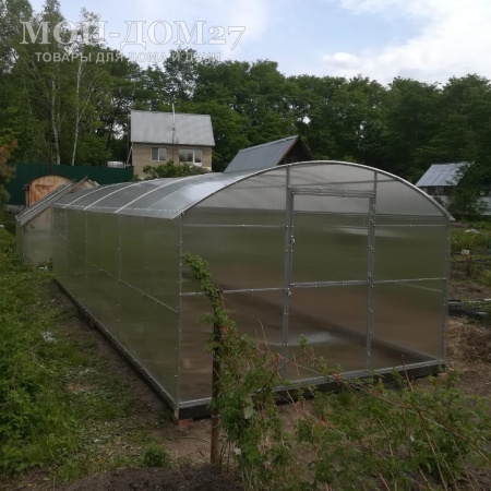 Теплица СверхПрочная ВАГОН 8 метров с поликарбонатом | Мой-Дом27 | Каркас изготовлен из оцинкованной замкнутой трубы 20*20 мм.<br>
 Ширина - 3 метра. Высота - 2,05 метра. Длина - 8 метров<br>
 Выдерживаемая снеговая нагрузка - 150 кг/м2. Выдерживаемая ветровая нагрузка - до 27 м/с.<br>
 Расстояние между дугами 1 метр. Ширина двери 0,96 метра.<br>
 <b>ДВОЙНАЯ ДУГА под дугой приварена еще одна дуга. Прямые стенки</b><br>